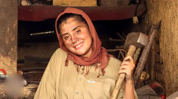 فیلم/ یک روز شاگردی با دختر جسور در یک آهنگری سنتی