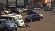 ببینید / شوکه شدن کارمند پارکینگ از زیر گرفتن همکارش توسط راننده خودروی سواری حین پارک!