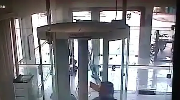 نیروی امنیتی بانک، سارق را کشت+فیلم