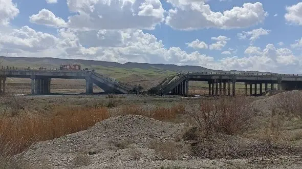 عکس پل دو بانده آزاد راه تبریز - زنجان که ساعتی پیش مورد هدف قرار گرفت