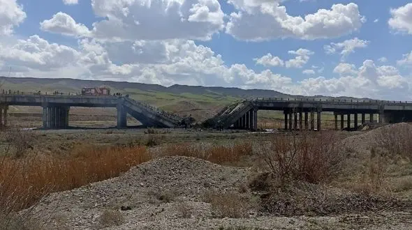 عکس پل دو بانده آزاد راه تبریز - زنجان که ساعتی پیش مورد هدف قرار گرفت