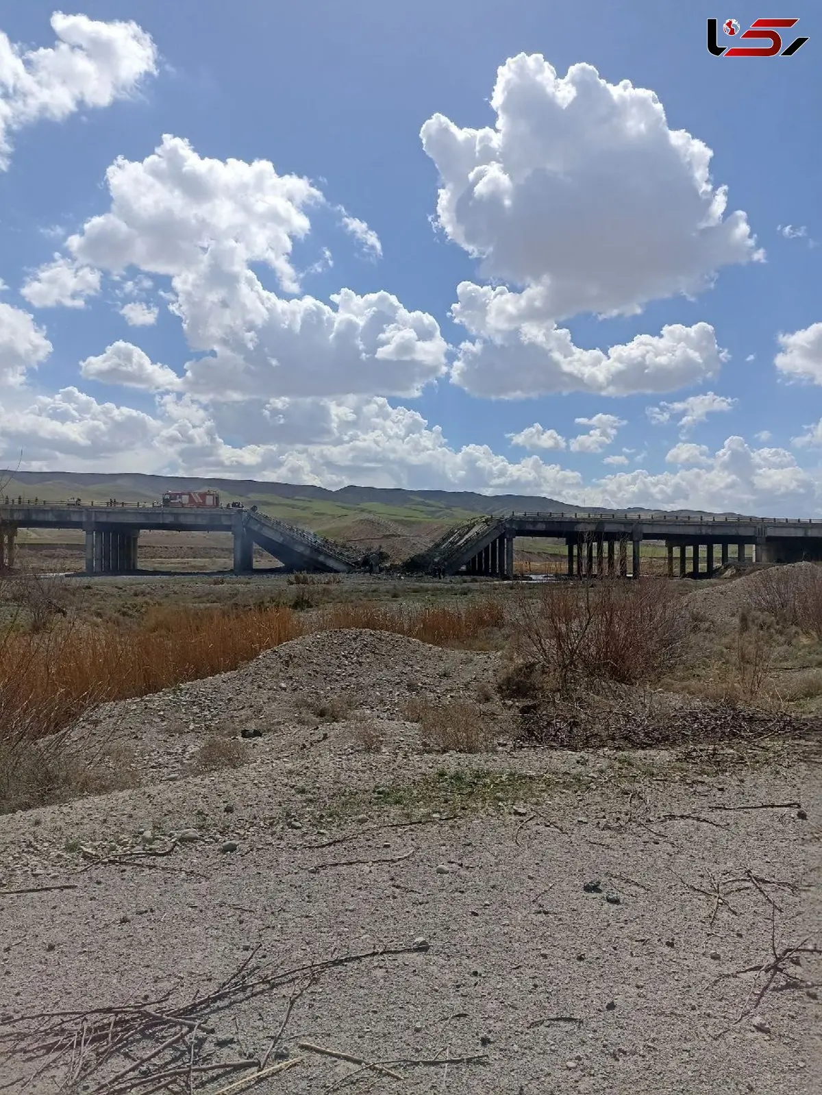عکس پل دو بانده آزاد راه تبریز - زنجان که ساعتی پیش مورد هدف قرار گرفت