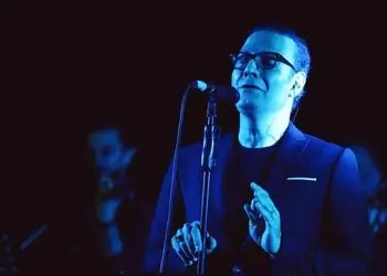 آواز عاشقانه؛ علیرضا قربانی تو کنسرتش با من بخوان خواند و همه باهاش خواندن