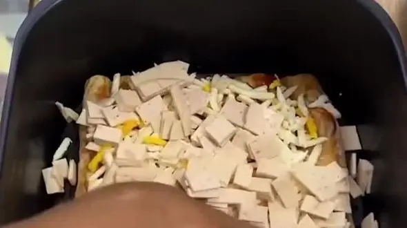 ببینید / پیتزا بربری، راحت ترین پیتزای خانگی + فیلم 