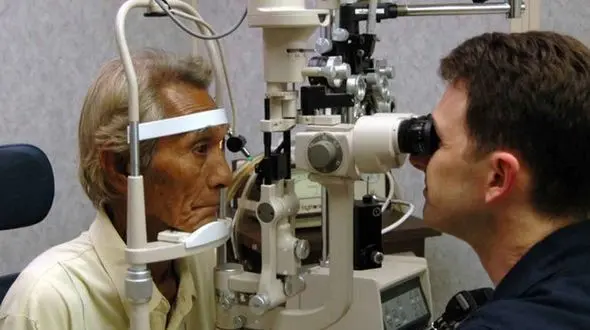 رئیس انجمن چشم پزشکی: پیوند قرنیه از فرد زنده در کشور شایعه است