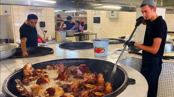 غذای خیابانی؛ پخت پلو ازبکی در حجم بزرگ برای یک مراسم عروسی در ازبکستان +فیلم