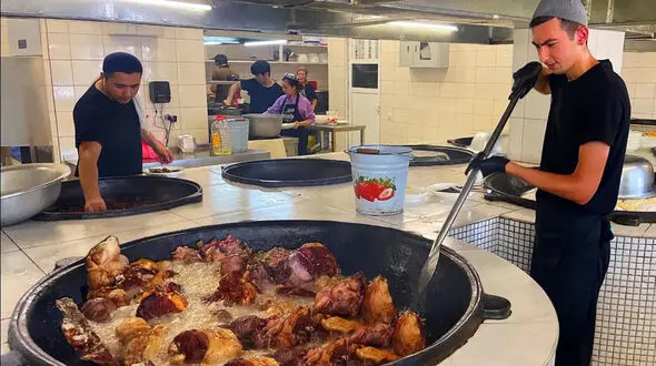 غذای خیابانی؛ پخت پلو ازبکی در حجم بزرگ برای یک مراسم عروسی در ازبکستان +فیلم