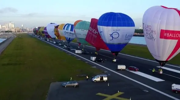 پرواز همزمان 27 بالن  رنگی آسمان لندن را زیبا کرد +فیلم و عکس 