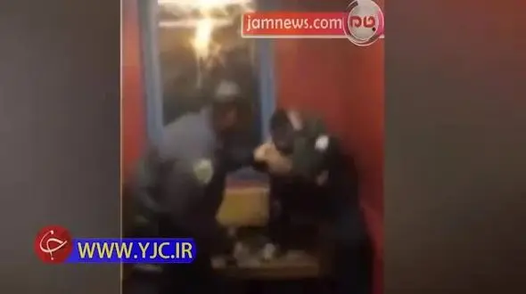 برخورد غیر انسانی پلیس با شهروندی که قادر به پرداخت هزینه مترو نبود+ فیلم