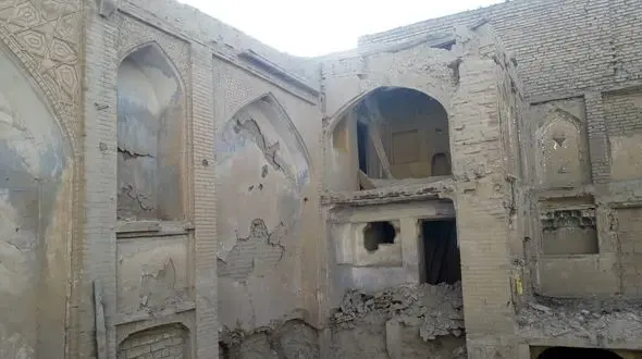 دیوار خانه تاریخی امام جمعه در حریم ثبت جهانی مسجد جامع عتیق اصفهان تخریب شد