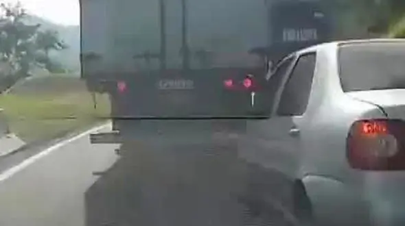 فیلم له شدن دوچرخه سوار بین 2 کامیون ! / عزرائیل ناگهان بی خیال شد !