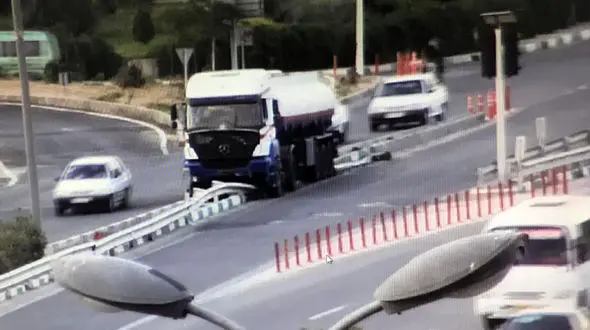 خطری که به خیر گذشت/ تانکر سوخت روی جدول میانی بزرگراه آزادگان ! +عکس