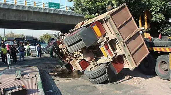  واژگونی کامیون حامل سنگ در خیابان استخر +عکس 