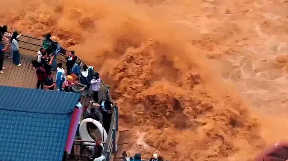 از افتادن موتور سوار درون دریاچه تا دره پرش ببر در چین