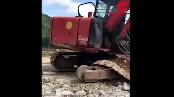 مهارت دیدنی راننده بیل مکانیکی در جا انداختن زنجیر چرخ خود+ فیلم 