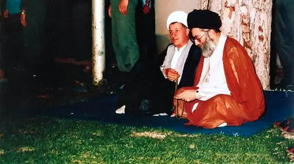 عکس جلسه تاریخی سران سه قوه زیر درخت حیاط منزل هاشمی رفسنجانی