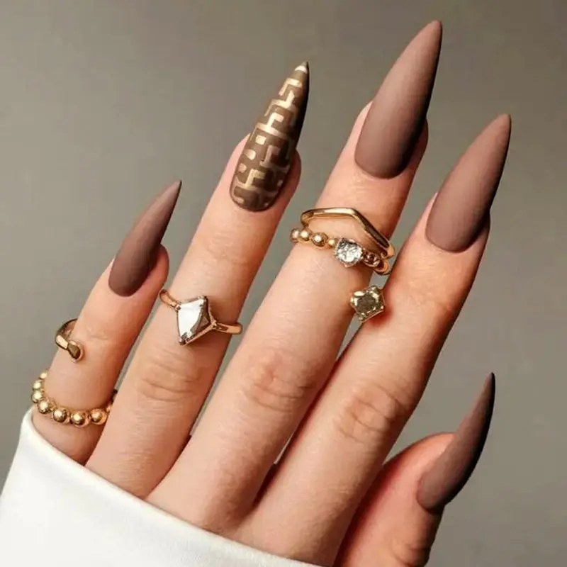 دیزاین ناخن مینیمال قهوه  ای زیبا