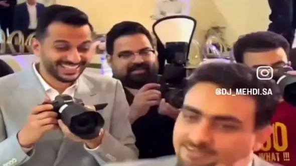 فیلم / آواز شاد / فیلمبردار عروسی از رقص دوماد خنده اش گرفته اداشو درمیاره مهمونا کبود شدن ...