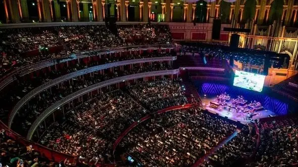 فیلم آواز همایونی / همایون شجریان تو سالن پر از جمعیت از عاشقی گفت و دیار عاشقیهایم خوند