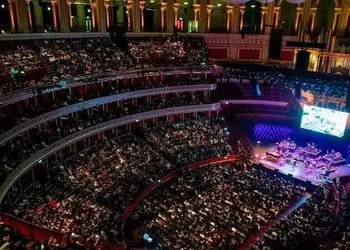 فیلم آواز همایونی / همایون شجریان تو سالن پر از جمعیت از عاشقی گفت و دیار عاشقیهایم خوند