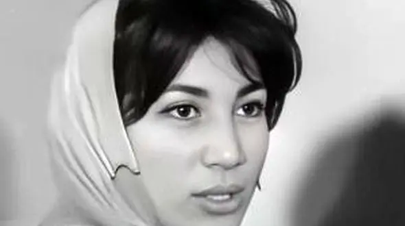 عکس دیده نشده از لحظه عقد فروغ فرخزادِ 16 ساله با آقا داماد 28 ساله/ تور عروسی که روی سر هیچ عروسی ندیده‌اید! / فروغ چقدر کوچولو بود ...