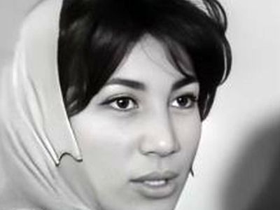 عکس دیده نشده از لحظه عقد فروغ فرخزادِ 16 ساله با آقا داماد 28 ساله/ تور عروسی که روی سر هیچ عروسی ندیده‌اید! / فروغ چقدر کوچولو بود ...