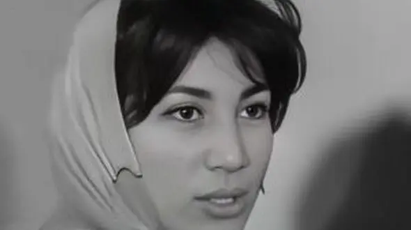 عکس سفره هفت سین  فروغ فرخزاد با چیدمانی اصیل و شیک/ دکوراسیون خانه خانم شاعر محبوب از فرض گادار ایرانی تا مبل دسته چوبی