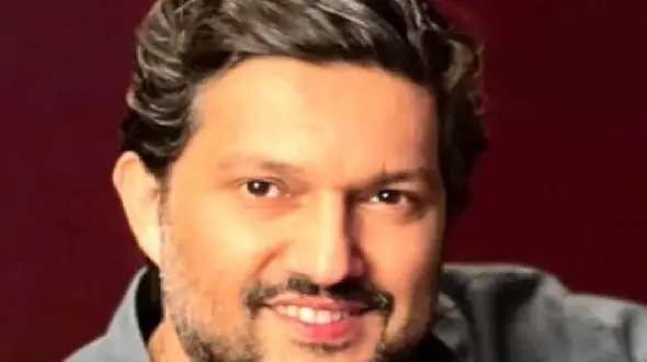 فیلم آواز شاد / حامد بهداد هم ته عاشقاست چشم تو چشم زنش چه آهنگی میخونه