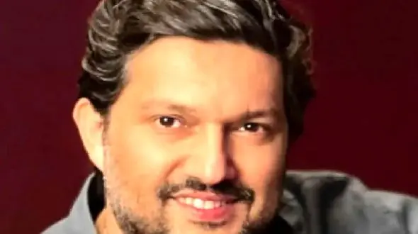 فیلم آواز شاد / حامد بهداد هم ته عاشقاست چشم تو چشم زنش چه آهنگی میخونه