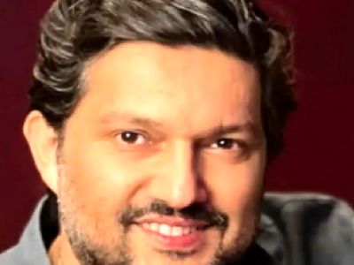 فیلم آواز شاد / حامد بهداد هم ته عاشقاست چشم تو چشم زنش چه آهنگی میخونه