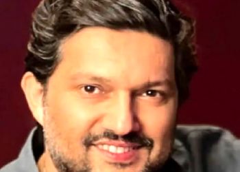 فیلم آواز شاد / حامد بهداد هم ته عاشقاست چشم تو چشم زنش چه آهنگی میخونه
