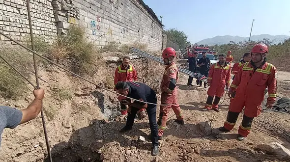 فیلم عملیات نجات مرد تهرانی از درون چاه 12 متری / در شرق تهران رخ داد