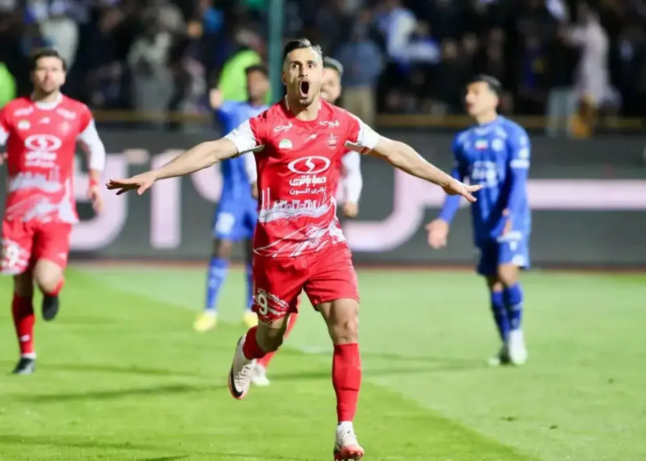 لحظه ای بی نظیر: ستاره پرسپولیس و دیدار با بزرگان فوتبال ایران