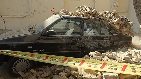 ببینید / لحظه هولناک ریزش دیوار حائل بر روی چندین خودرو