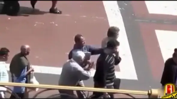 فیلم حیرت انگیز از موبایل قاپی 3 مرد در روز روشن/ مرد جوان شوکه شد