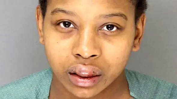 چاقو چاقو کردن نوزاد 5 ماهه توسط مادری بی رحم / شوهرش هم زخمی شد+ عکس