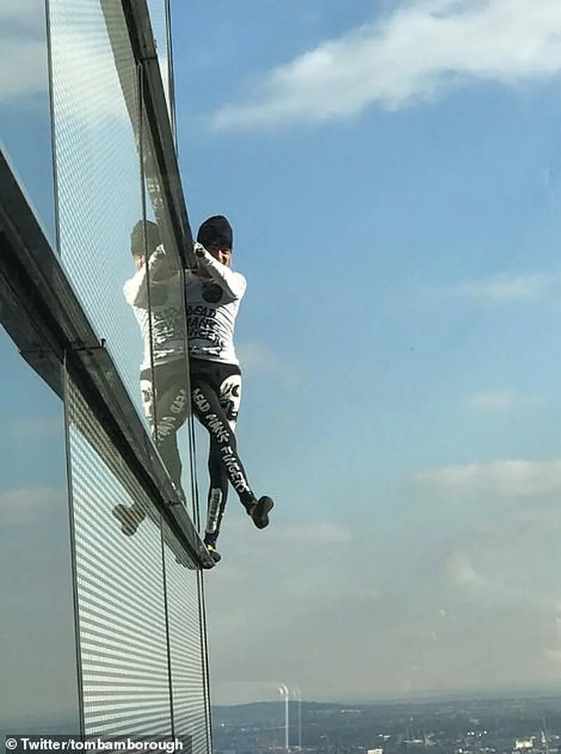 صعود مرد عنکبوتی واقعی به بالای یک برج بلند مرتبه 