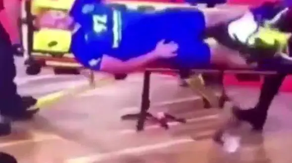 فاجعه یک کادر پزشکی در زمین فوتسال؛ انداختن بازیکن مصدوم روی زمین + فیلم