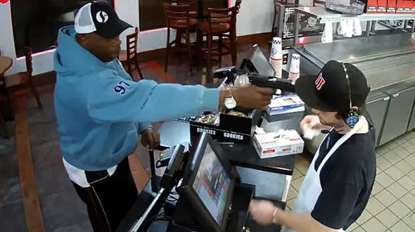 فیلم سرقت مسلحانه از یک ساندویچی را ببینید+ عکس