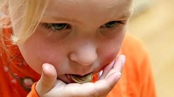 ببینید / تکنیک حرفه‌ای یک دکتر برای خارج کردن سکه از گلوی کودک!