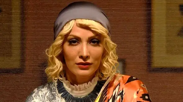 عکس ریحانه رضی بازیگر نقش حوری تاسیان با چهره ای جذاب و موهایی بلوند / استایلی خاص با روسری حریر 