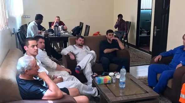 تازه‌ترین تصاویر از کاپیتان و ملوانان نفتکش منفجر شده در دریای عمان + عکس