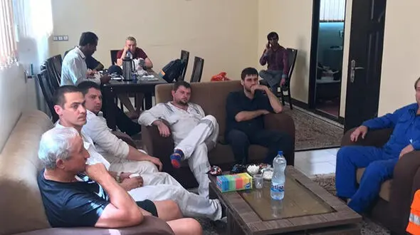 تازه‌ترین تصاویر از کاپیتان و ملوانان نفتکش منفجر شده در دریای عمان + عکس
