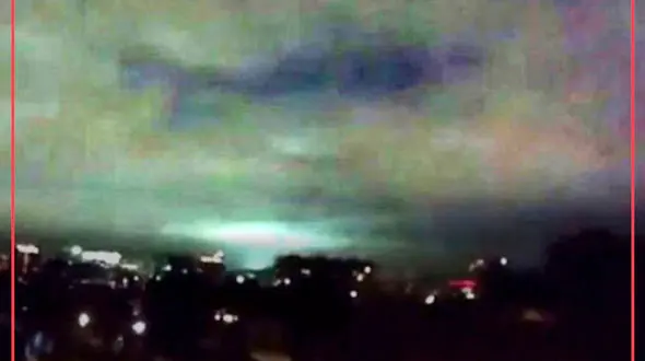 نورهای عجیب و غریب در آسمان ترکیه همزمان با زلزله! / در خوی هم چنین نورهایی بود !