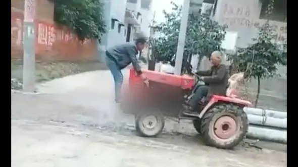 عاقبت تلخ در شوخی با تراکتور روشن + فیلم دردناک