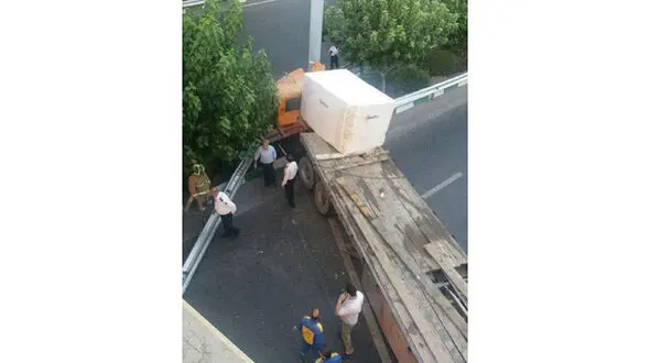  سنگ ۲۰ تنی، بزرگراه نیایش را بست+عکس 