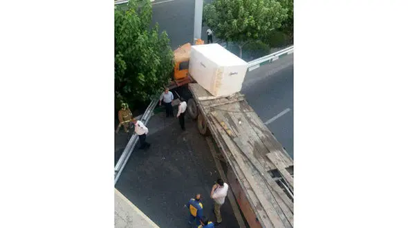  سنگ ۲۰ تنی، بزرگراه نیایش را بست+عکس 