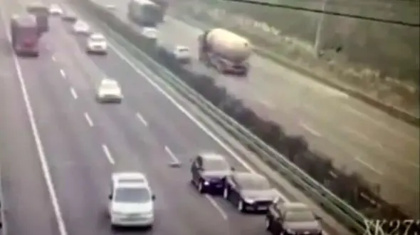 ببینید 2 بز چه تصادفی را در بزرگراه رقم زدند + فیلم