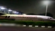 گرفتار شدن هواپیمای مسافربری زیر پل عابر پیاده! + فیلم