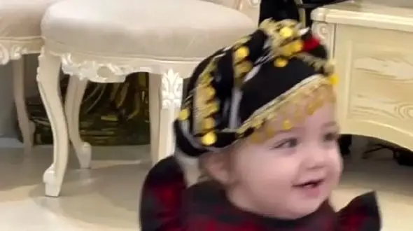 آواز شاد؛ دختر فسقل قد داره لباس کردی پوشیده چه رقصی میکنه قند تو دلت آب میشه